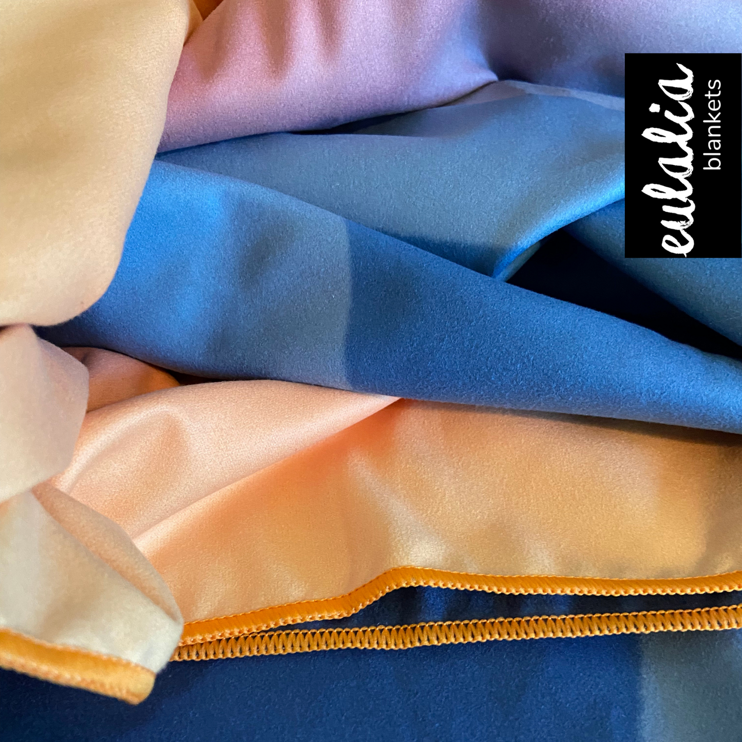 Microfaser-Handtuch von Eulalia Blankets | weiche Stoffoberfläche erkenntlich | leuchtende Farben