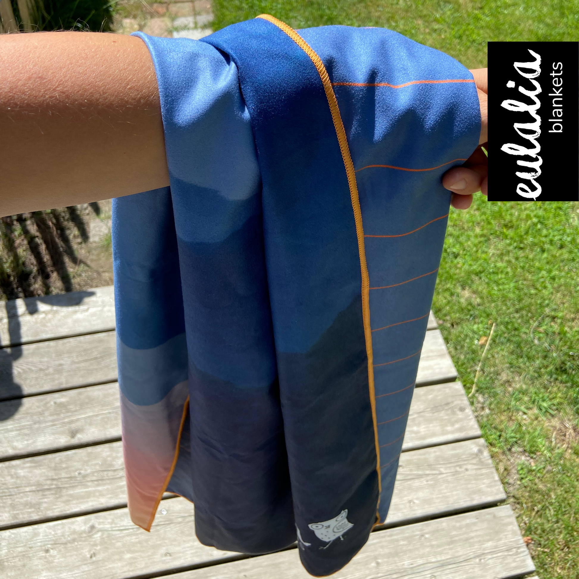 Microfaser-Handtuch von Eulalia Blankets | Über den Arm gehängt